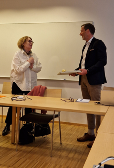 En kvinna och en man pratar.