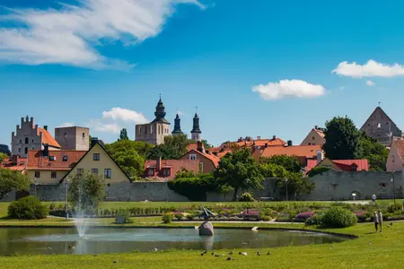 En skylt som pekar mot Almedalen.