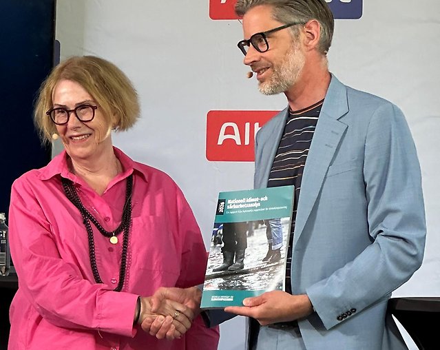 En rapport lämnas över till statssekreterare Daniel Westlén.