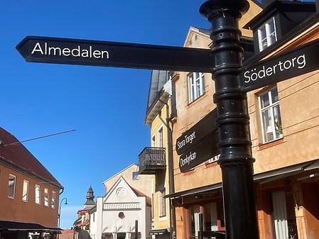 En skylt som pekar mot Almedalen.